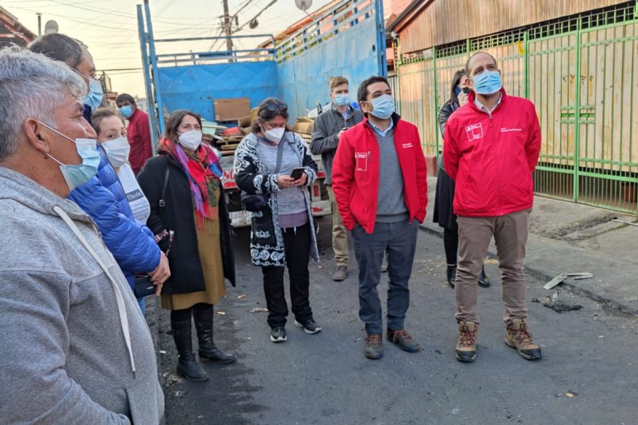 Seremi de Vivienda y Urbanismo junto a Delegado Presidencial Provincial se reúnen con vecinos afectados por incendio en La Foresta