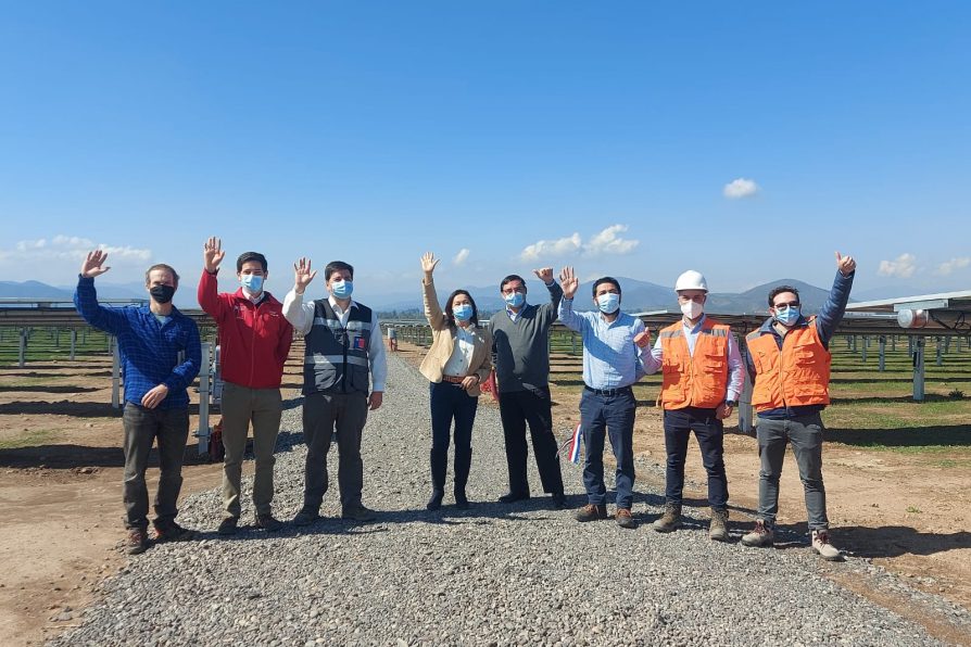 Inauguran plantel de paneles fotovoltaicos en la comuna de María Pinto