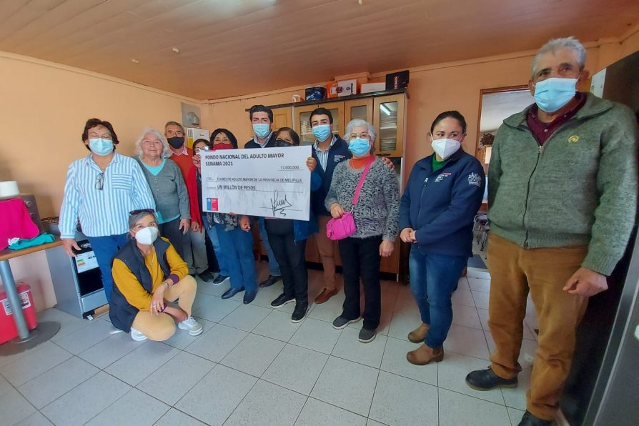 Club de Adultos Mayores La Amistad de La Lumbrera recibe cheque del fondo SENAMA 2021