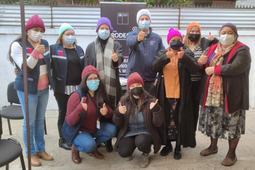 Directora nacional de Prodemu visita a mujeres de Melipilla que participan en campaña “Juntas Tejemos”