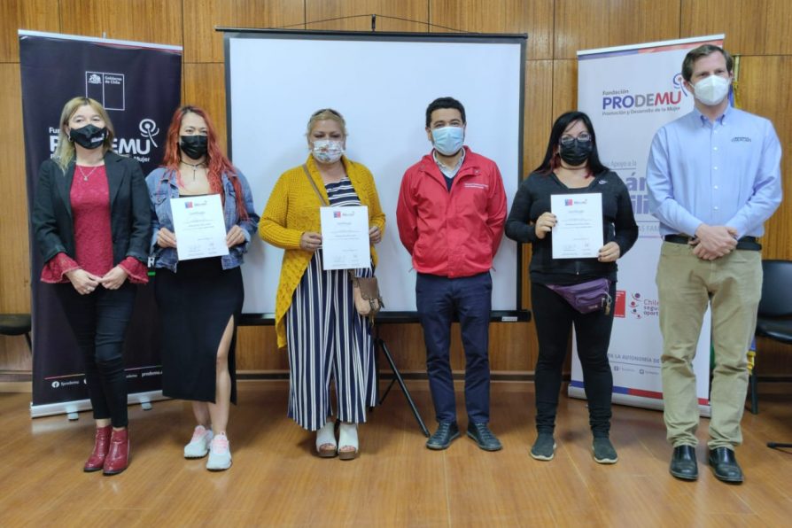 17 mujeres de Curacaví reciben certificado por su participación en taller de Apoyo a la Dinámica Familiar