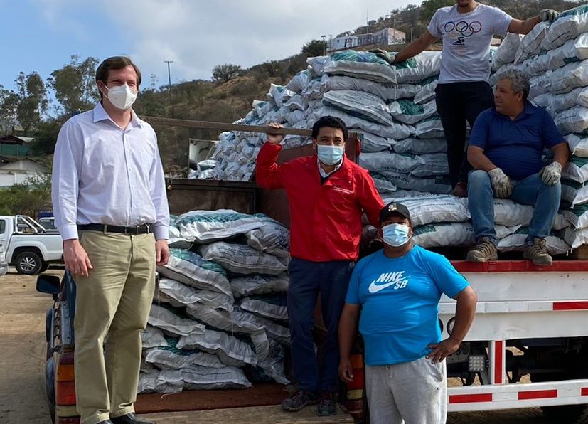 Más de 130 agricultores y apicultores de Curacaví fueron beneficiados con ayuda de emergencia