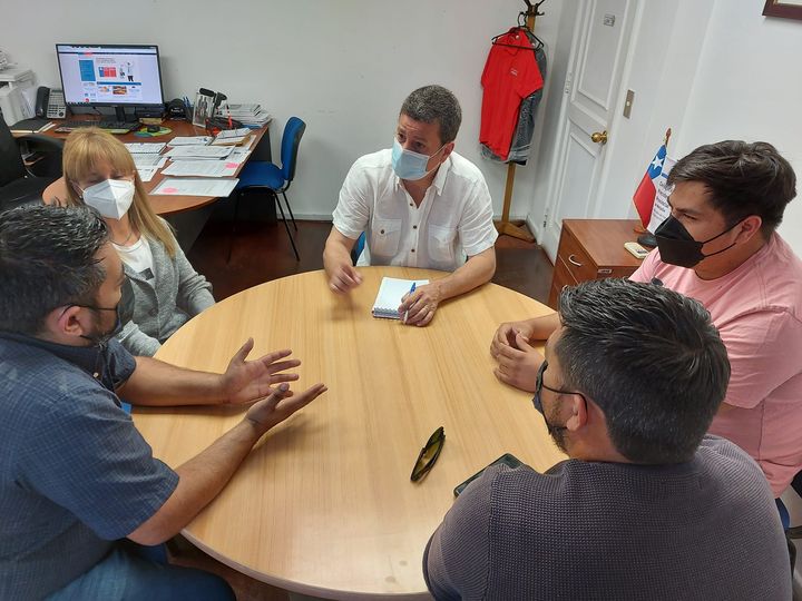 Gremio de taxistas se reúne con Delegación Provincial de Melipilla para ir en ayuda de vecinos de Castro afectados por incendio