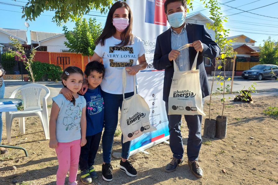 Vecinos de Villa El Alto de Melipilla reciben Kit energético gracias a programa “Con Buena Energía”