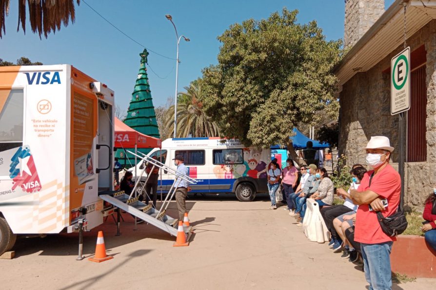 Diversos servicios públicos atendieron a los vecinos de Curacaví en el frontis del municipio