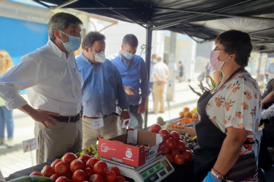 Director nacional de Indap visita Mercado Campesino en Melipilla