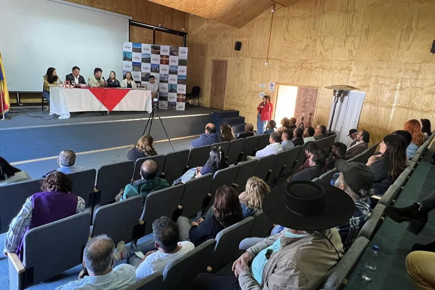 <strong>Ministro de Agricultura llegó hasta San Pedro para abordar junto a frutilleros los avances para combatir la plaga del nematodo que afecta a las frutillas</strong>