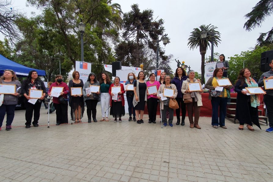 160 mujeres de Melipilla son certificadas gracias a programas FOSIS y PRODEMU