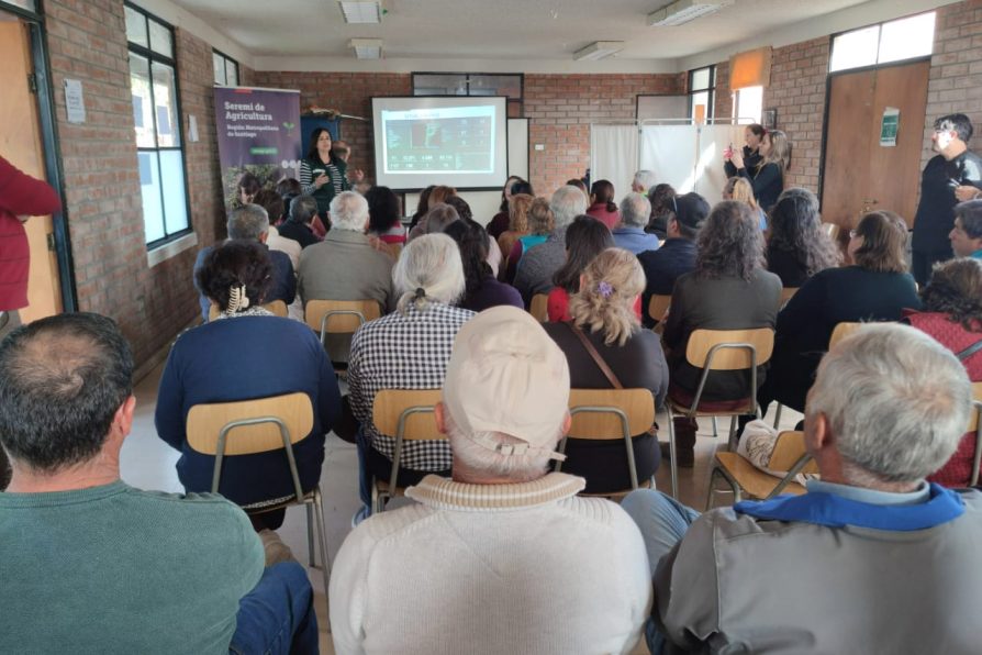 Avicultores de María Pinto participan de charla sobre Influenza Aviar
