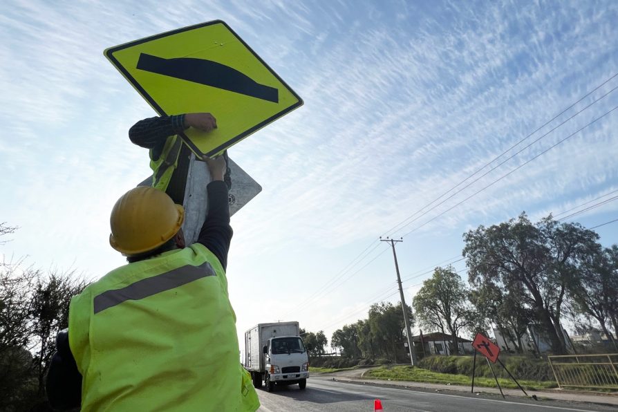 Inician trabajos de instalación de resalto e iluminación en el sector de Puente Chorombo Alto