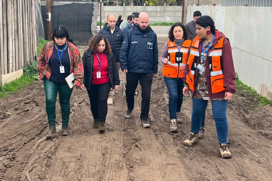 Ministro de Desarrollo Social visita a familias afectadas por desborde de Río Maipo en Melipilla