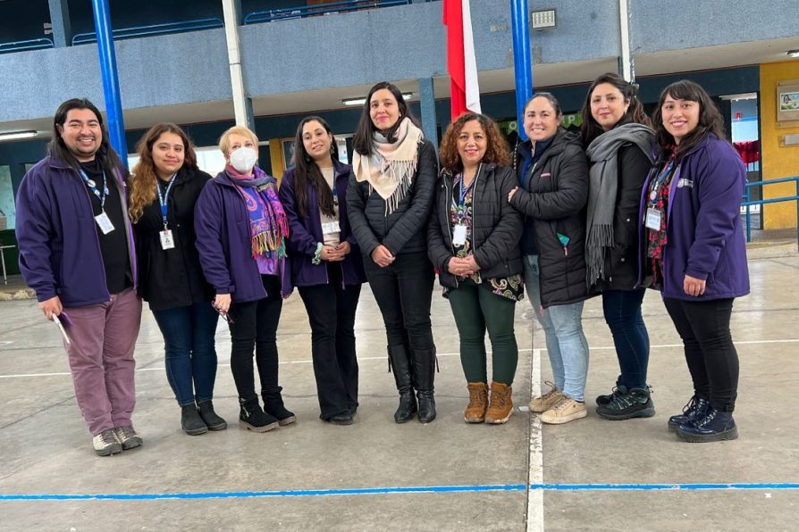 Seremi de la Mujer visita a familias albergadas en Colegio Los Jazmines de Melipilla