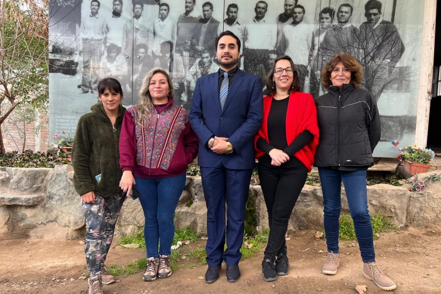 Delegada Sandra Saavedra junto a Seremi de Justicia visitan sitio de memoria de ex Tenencia de Carabineros de Curacaví