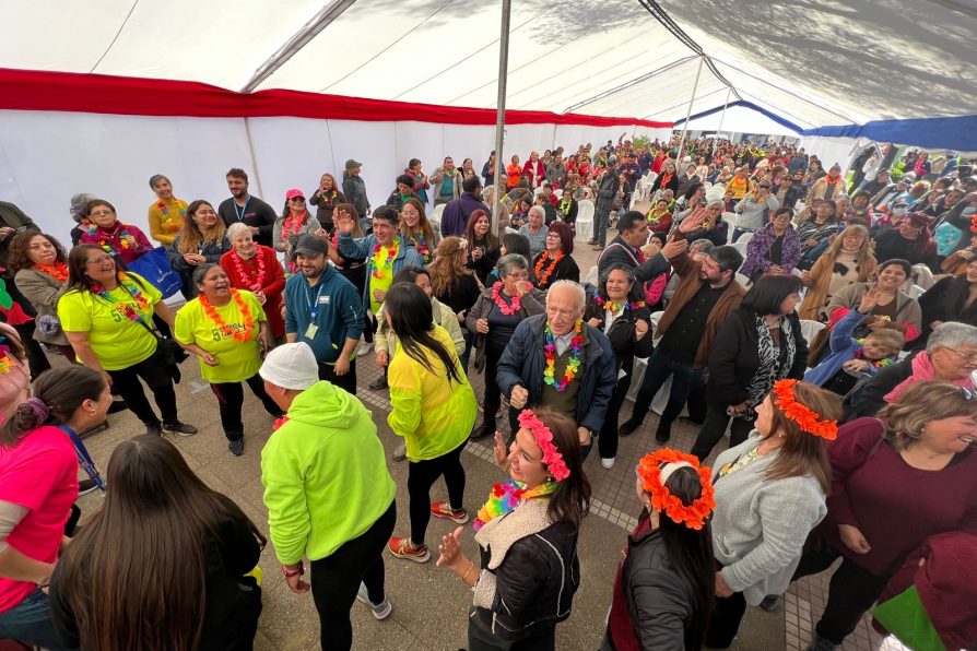 Personas Mayores celebraron con todo Pasando Agosto en Plaza de Armas de Melipilla