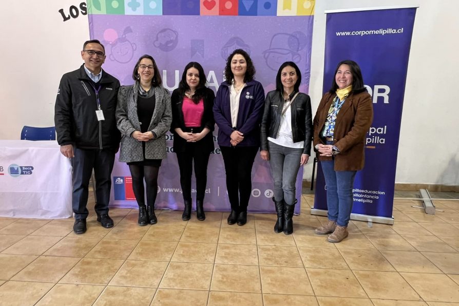 Directora Nacional de Junaeb, Delegada Presidencial Provincial y alcaldesa de Melipilla encabezan entrega de computadores en la comuna