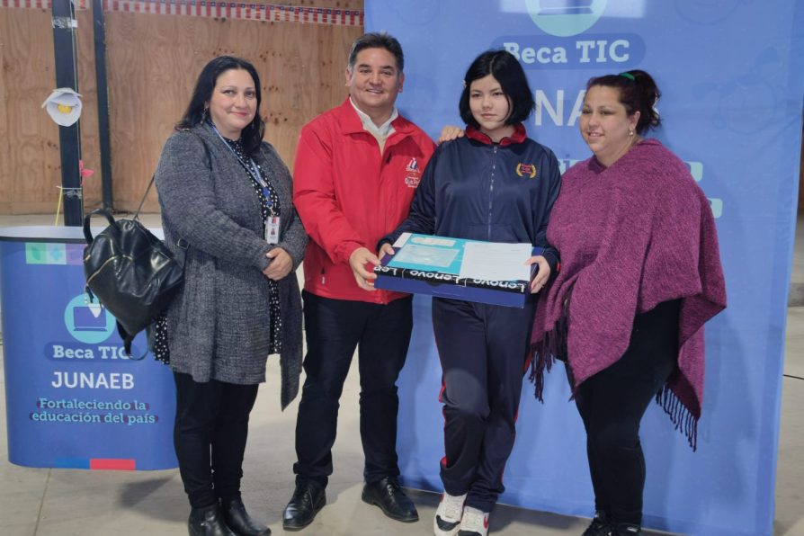 146 estudiantes de séptimo básico de San Pedro fueron beneficiados gracias al programa Becas TIC de Junaeb