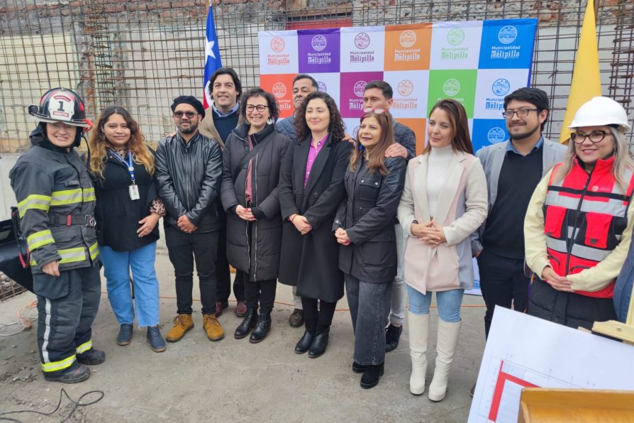 Autoridades participan de ceremonia de colocación de primera piedra del cuartel de la Primera Compañía de Bomberos de Melipilla