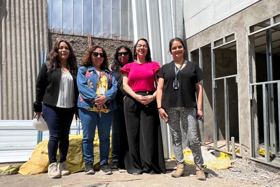 Delegada Sandra Saavedra visita obra de reconstrucción de viviendas de La Foresta afectadas por incendio ocurrido el 2021