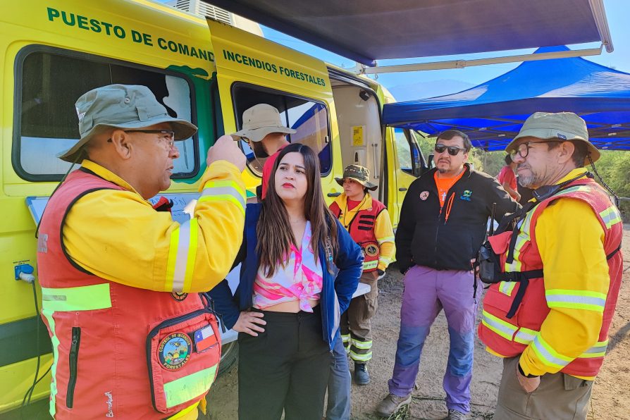 Delegada(s) de Melipilla entrega balance por Incendio Forestal que afecta al sector de El Parrón en la comuna de María Pinto