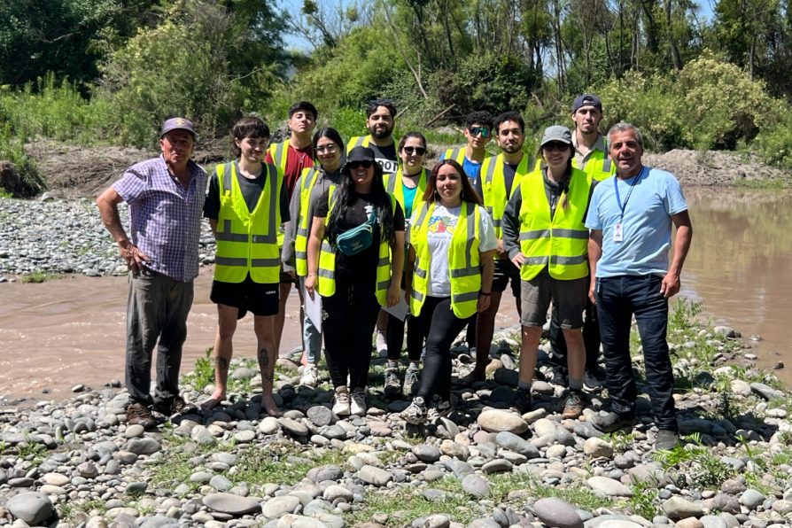 Alumnos de UTEM realizan visita académica para estudiar cambios en caudal del Rio Maipo