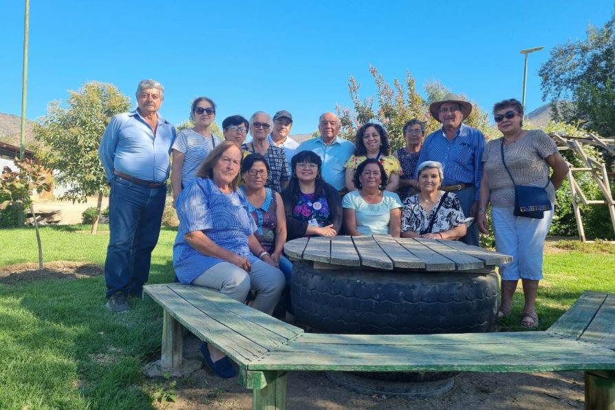 Equipo territorial de Delegación Provincial de Melipilla se reúne con Agrupación de personas mayores Los Hermanos Carrera de Mallarauco