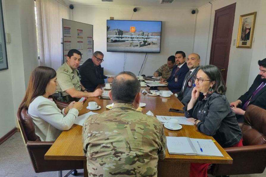 Delegada Sandra Saavedra participa en encuentro de coordinación con General de Brigada del Ejército por elecciones de este fin de semana