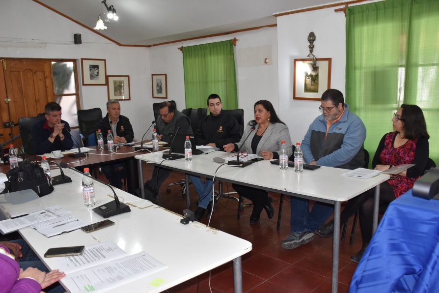 Delegada Saavedra junto a directora metropolitana de la DGA participan en Concejo Comunal de Alhué