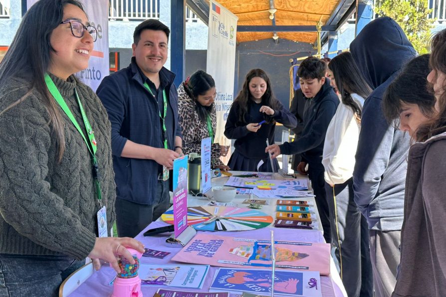 Promueven programa “Hablemos de Todo” en Liceo Municipal Polivalente de María Pinto