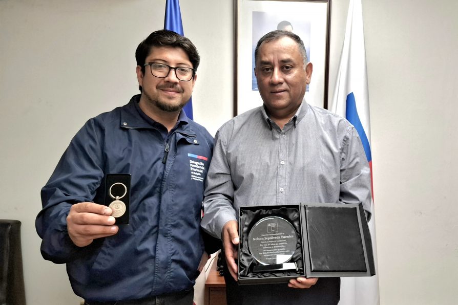 Delegado Provincial Bastián Alarcón hizo entrega de reconocimiento a suboficial mayor (r) Nelson Sepúlveda por sus 39 años de servicio en Carabineros