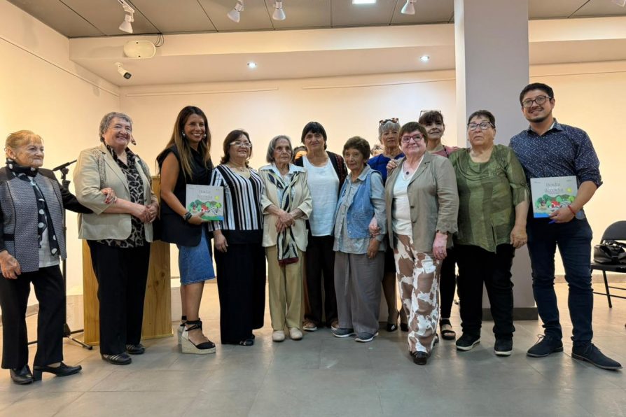 Realizan lanzamiento de libro “Bordar para Recordar, un recorrido por la historia de la Agrupación de Arpilleristas de Melipilla”