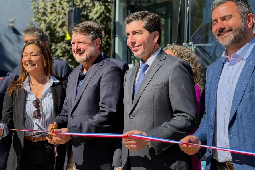 Autoridades encabezan ceremonia de entrega de seis buses eléctricos en María Pinto