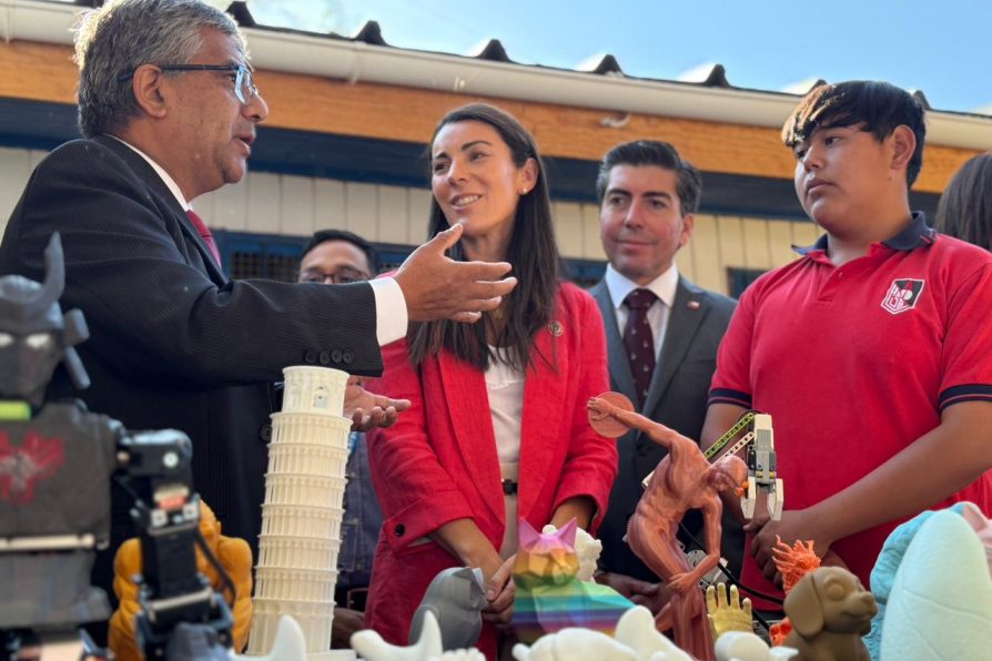 Ministra de Educación encabeza inicio del año escolar en Colegio Huilco Alto de Melipilla
