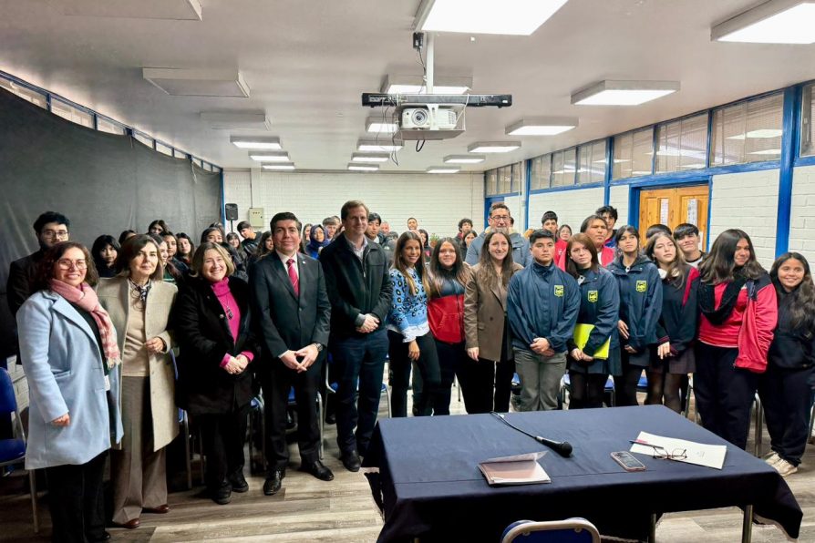 Comunidades educativas de Melipilla y autoridades participan en conversatorio sobre a Ley de Escuelas Protegidas