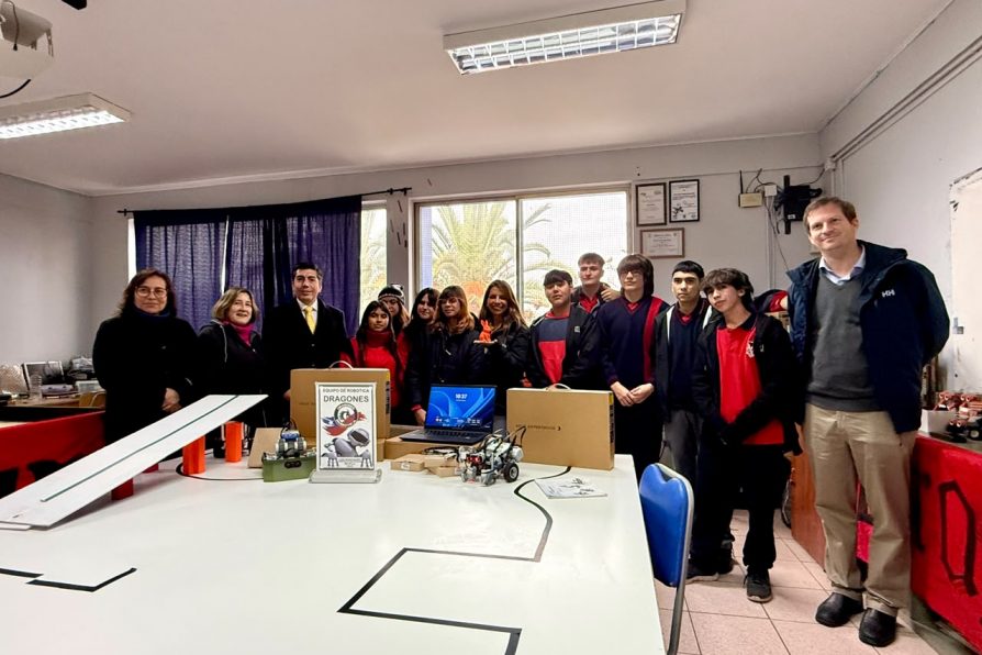 Autoridades visitan al equipo de Robótica Dragones del Liceo Hermano Sotomayor Baeza y entregan nuevos equipos computacionales