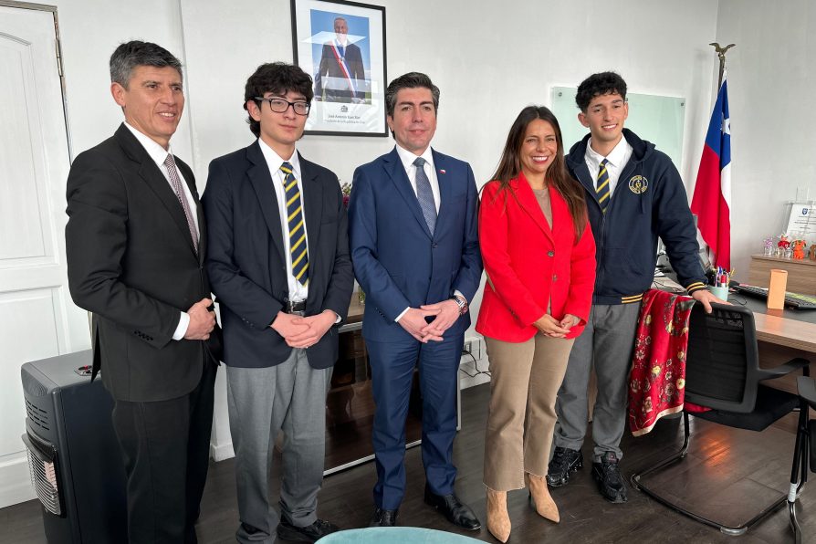 Autoridades reconocen a estudiantes de Melipilla que representarán a la provincia en importante encuentro científico nacional