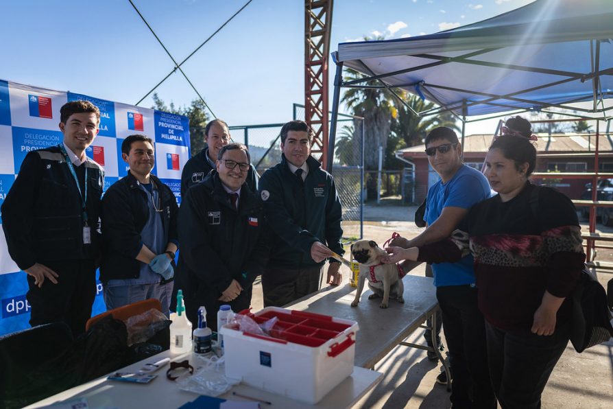 Gobierno en Terreno llega a Escuela de Pabellón con operativo de tenencia responsable de mascotas y servicios públicos para la comunidad