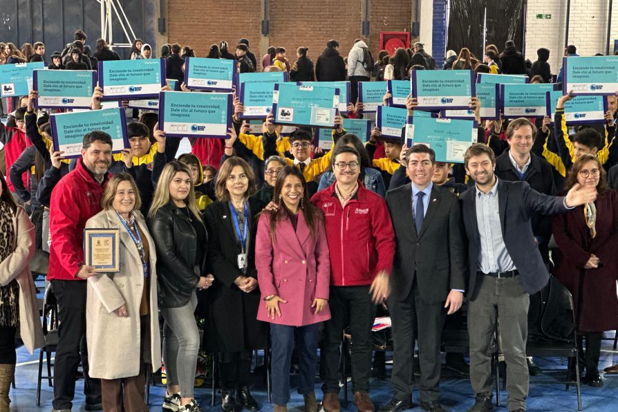 844 estudiantes de séptimo básico de Melipilla reciben computadores gracias al programa Becas TIC de JUNAEB